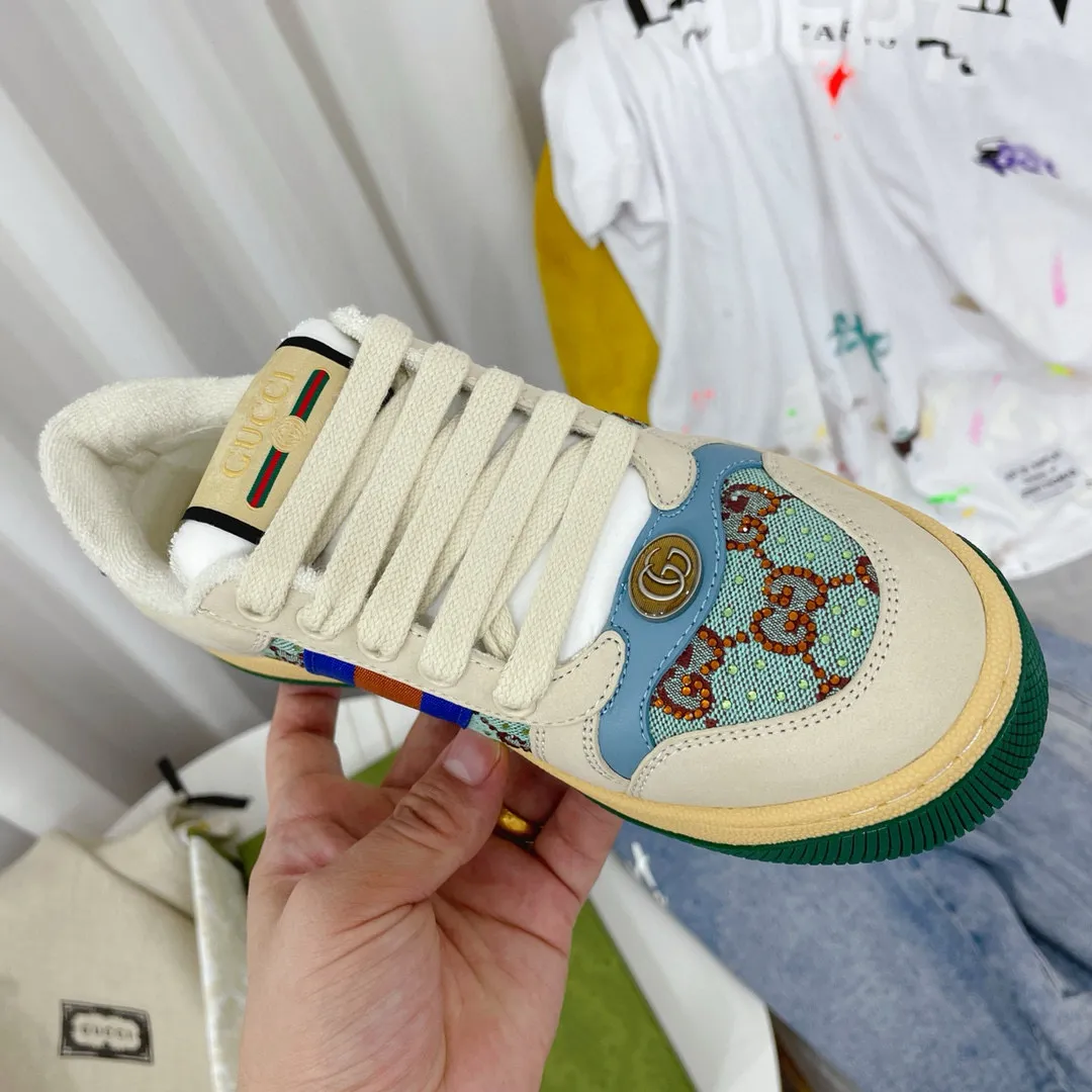Factory price: 580💰 GUCCI Gucci's newly upgraded back cover lining, top-notch old dirty shoes, classic casual sports shoes for couples, retro sneakers and old G family dirty shoes, updated at the counter simultaneously! ①The shoe upper has the same water-based edge coating process as the original version⚠️The ordinary oil edges on the market have a strong glue feel and are easy to fall off! Grade A first-layer nubuck leather (with pores)/matching computer embroidered double G cloth, high-density terry velvet lining. ② A PVC transparent small round mark sealing line is added to the details of the midsole. The mold is opened six times and the jewelry craftsmanship is used to customize the two-color double G buckle, striving to be the same as the original version. A pair of buttons is more than three times more expensive than ordinary buckles on the market. ③An old two-color washable label, the chip is placed on the outer waist of the right foot, the entire shoe is completely hollowed out with rubber technology, TUP material (rubber to distinguish the market) with the latest green packaging from the counter, 3D printed handbag, and a pair of shoelaces. There is no pressure when entering and exiting the counter. You can buy a 1:1 accurate replica of the original version and modify and upgrade it repeatedly. The details are perfectly restored, the materials are all customized, and they are truly top-notch. Please look at the details clearly to identify the quality. Upper: First-layer frosted cowhide/embroidered double G cloth. Lining: original high-density velvet lining. Foot pads: original pearlescent sheepskin. Outsole: private molded vacuum TPU material. Packaging: original top-grade full set packaging at the counter. Shoe size: women's size 35-40, men's size 39-44 (men's size 38, 45🉑️customized, non-returnable)